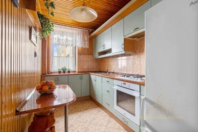 Cuisine; électroménager, carrelage, lumière naturelle