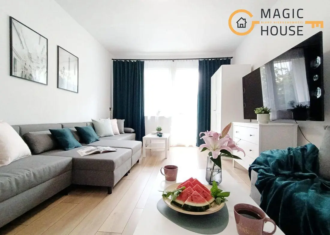 Wohnzimmer; tageslicht, moderner stil, holzboden