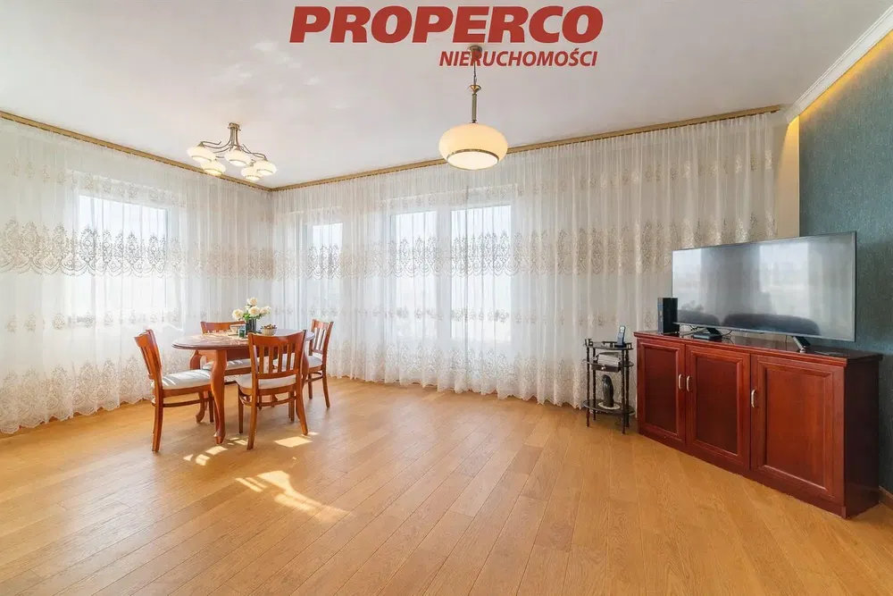 Wohnzimmer; holzboden, tageslicht, moderner stil