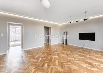 غرفة معيشة; أرضية خشبية, ضوء طبيعي, أسلوب عصري