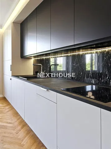 Küche; küchengeräte, holzboden, tageslicht, moderner stil