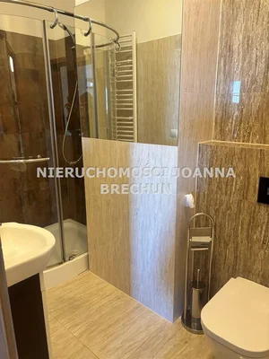 Badezimmer; fliesenboden, renoviert, tageslicht, moderner stil