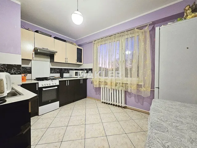 Küche; küchengeräte, fliesenboden, tageslicht