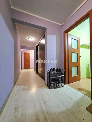 Garderobe; fliesenboden, renovierungsbedürftig