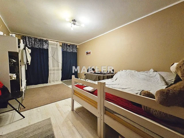 Schlafzimmer; holzboden, tageslicht, moderner stil