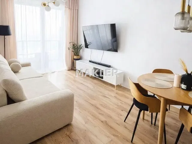 Dnevna soba; prirodno svjetlo, moderni stil, drveni pod