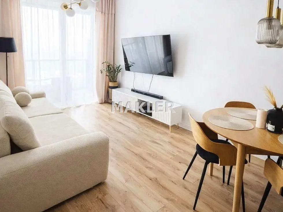 Dnevna soba; prirodno svjetlo, moderni stil, drveni pod