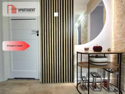 Garderoba; drveni pod, moderni stil