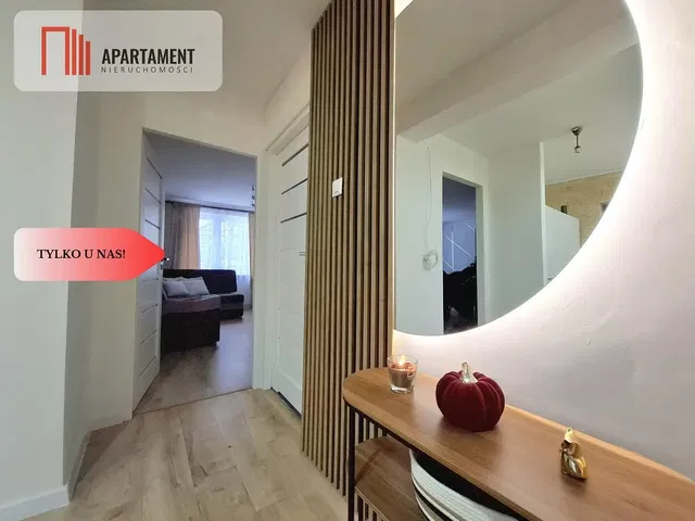 Dnevna soba; drveni pod, prirodno svjetlo, moderni stil