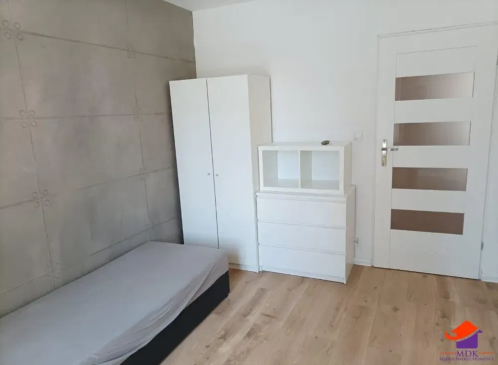 Spavaća soba; drveni pod, prirodno svjetlo