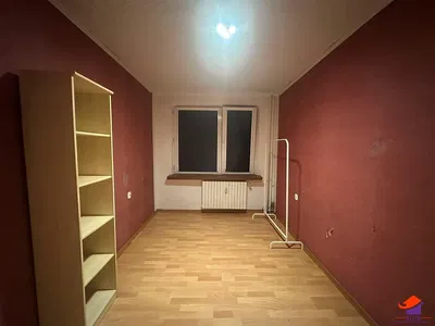 Spavaća soba; drveni pod, potrebna renovacija, prirodno svjetlo