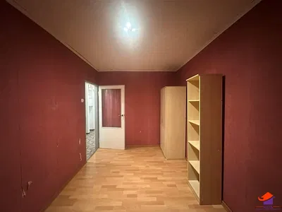 Spavaća soba; drveni pod, potrebna renovacija, prirodno svjetlo