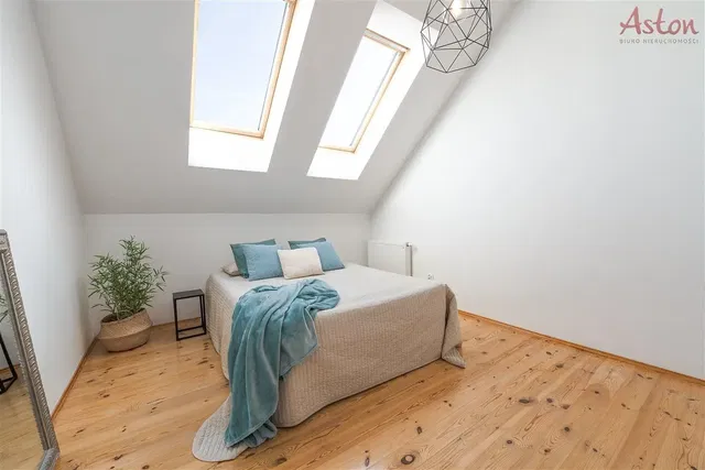 Spavaća soba; drveni pod, prirodno svjetlo