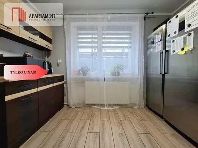 Kuhinja; kuhinjski aparati, drveni pod, prirodno svjetlo