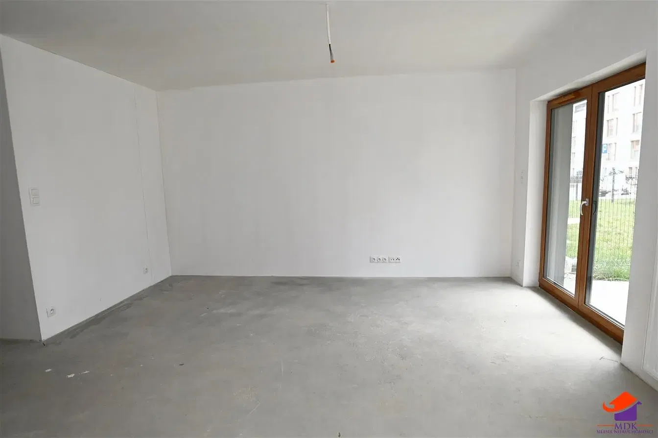 Dnevna soba; prirodno svjetlo, potrebna renovacija, pogled