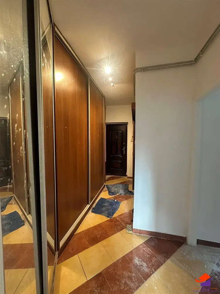 Garderoba; drveni pod, potrebna renovacija