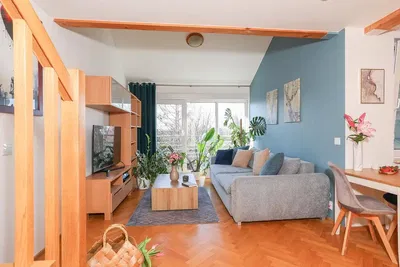 Dnevna soba; prirodno svjetlo, moderni stil, drveni pod