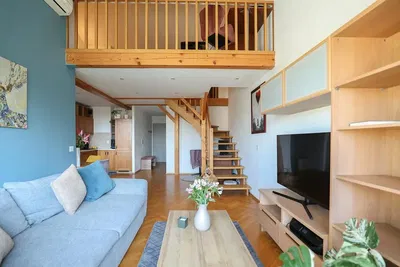 Dnevna soba; drveni pod, drvene grede, prirodno svjetlo, moderni stil