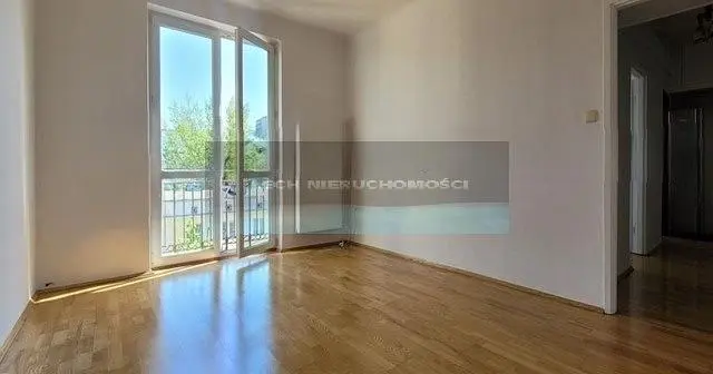 Obývací pokoj; výhled, dřevěná podlaha, přirozené světlo