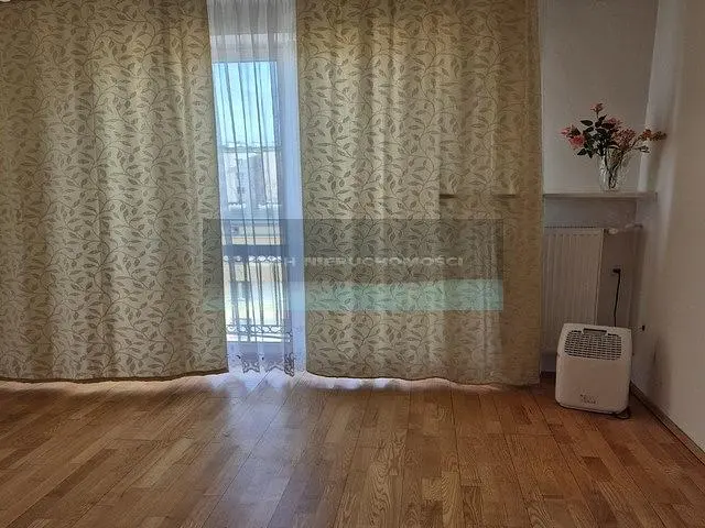 Obývací pokoj; dřevěná podlaha, přirozené světlo, výhled