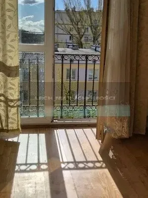 Balkon; výhled, dřevěná podlaha, přirozené světlo
