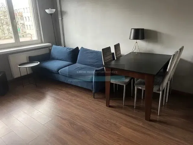 Obývací pokoj; výhled, dřevěná podlaha, přirozené světlo