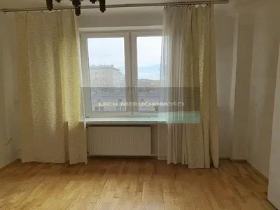 Obývací pokoj; výhled, dřevěná podlaha, přirozené světlo