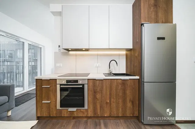 Kitchen; kitchen appliances, view, natural light