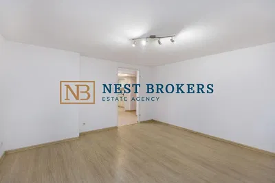 Σαλόνι; ξύλινο πάτωμα, φυσικό φως