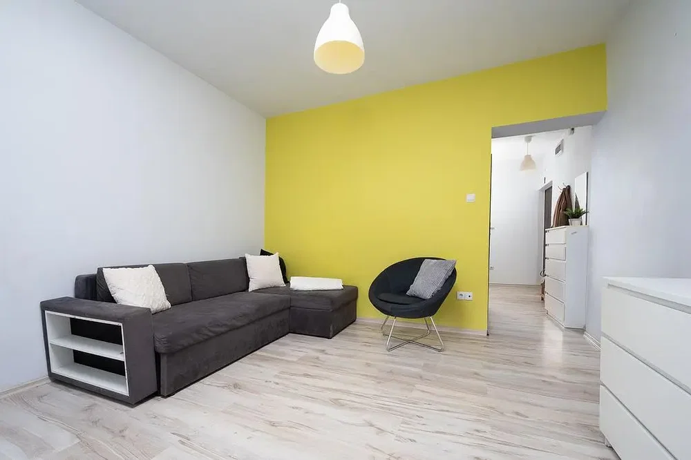 Wohnzimmer; tageslicht, moderner stil, holzboden