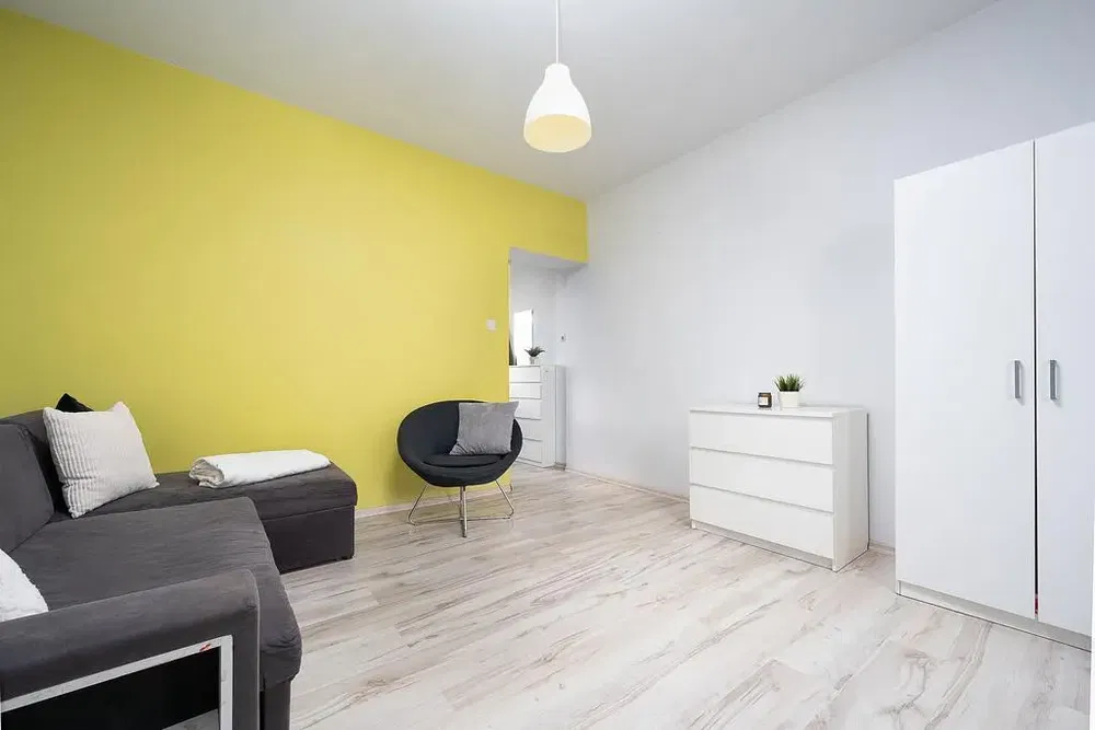 Wohnzimmer; holzboden, tageslicht, moderner stil