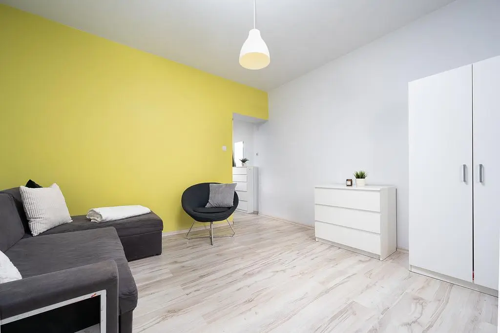 Wohnzimmer; holzboden, tageslicht, moderner stil