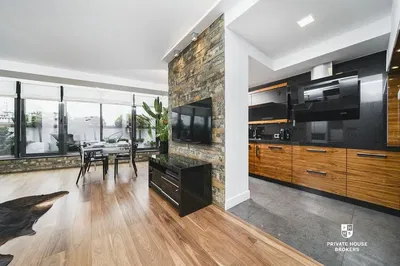 Obývací pokoj; výhled, dřevěná podlaha, přirozené světlo, moderní styl, kuchyňské spotřebiče