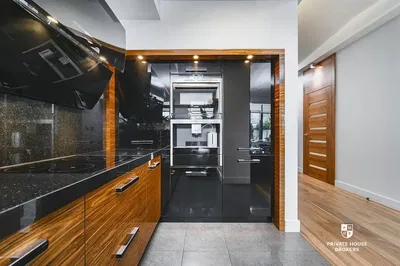 Kuchyně; kuchyňské spotřebiče, dřevěná podlaha, po rekonstrukci, přirozené světlo, moderní styl