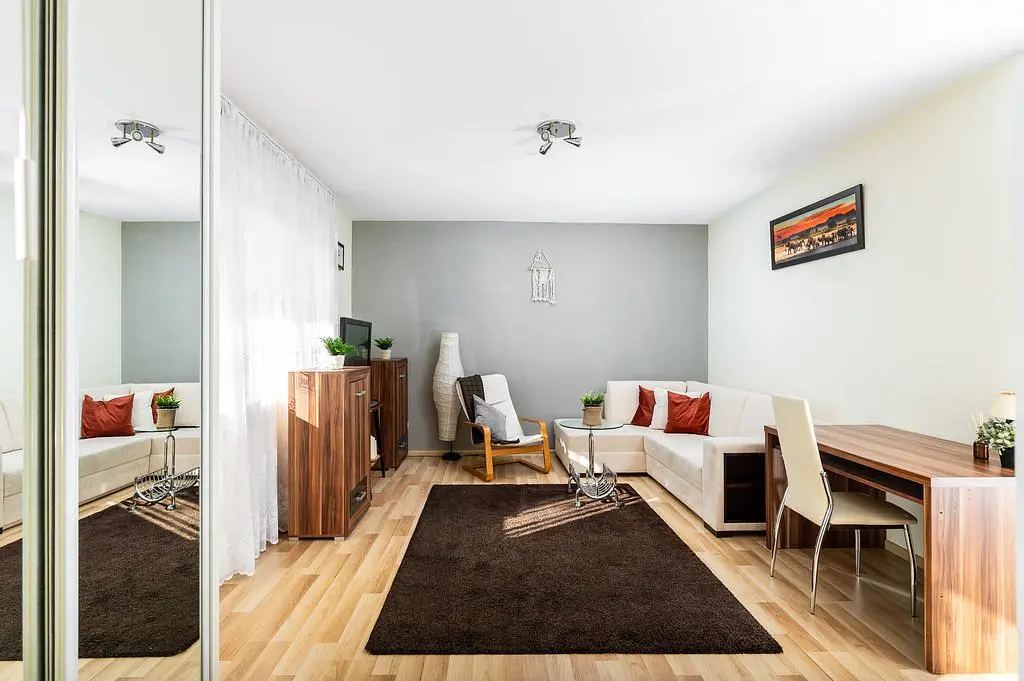 غرفة معيشة; ضوء طبيعي, أرضية خشبية, أسلوب عصري