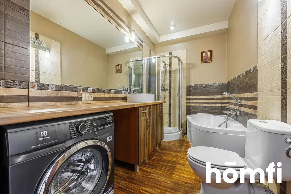 Badezimmer; fliesenboden, holzboden, renoviert, tageslicht, moderner stil