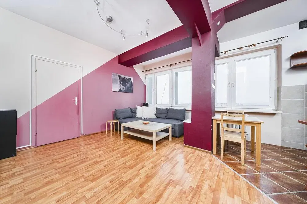 Wohnzimmer; holzboden, tageslicht, moderner stil