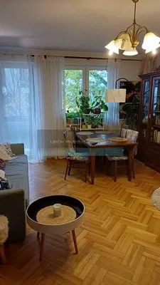Дневна соба; дрвени под, природно светло, рустикални стил