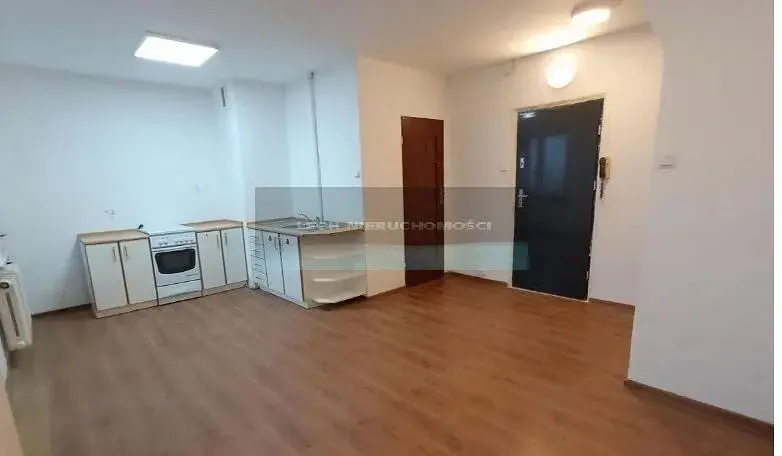 Кухиња; кухињски апарати, дрвени под, природно светло