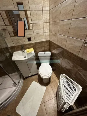 Тоалет; плочице, природно светло