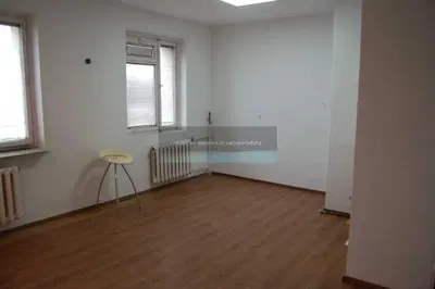 Остало; дрвени под, природно светло