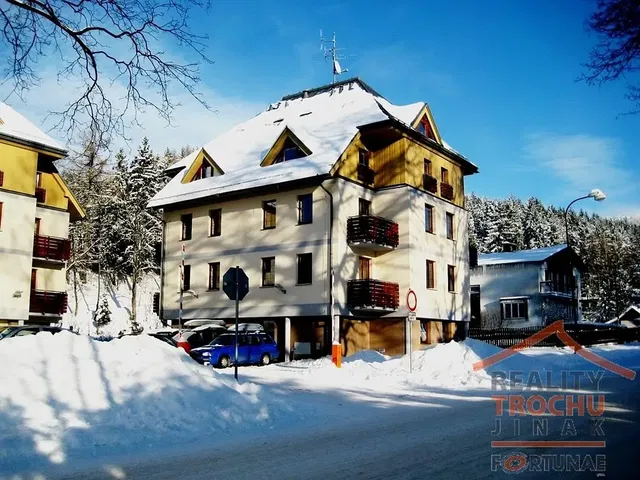 Casa y alrededores; vista