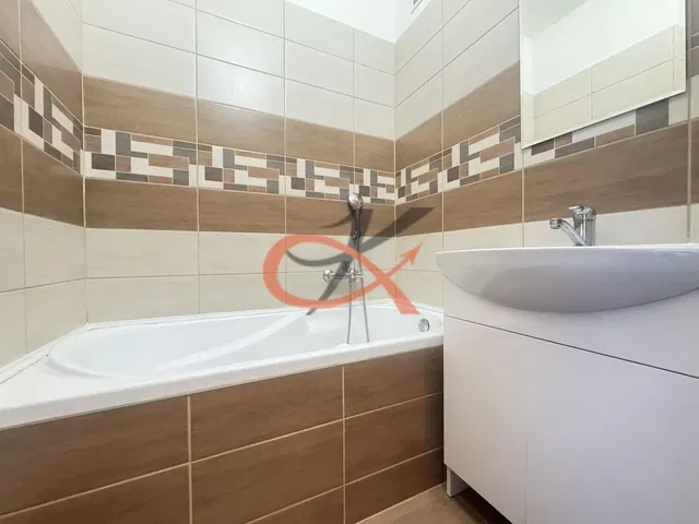 Μπάνιο; πλακάκια, ανακαινισμένο, φυσικό φως, μοντέρνο στυλ