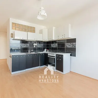 Kuhinja; kućanski aparati, pločice, prirodna svjetlost, moderan stil