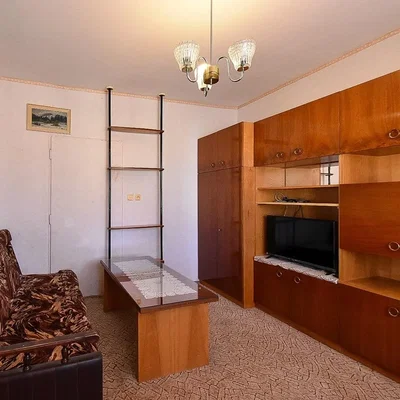 Wohnzimmer; holzboden, rustikaler stil, tageslicht