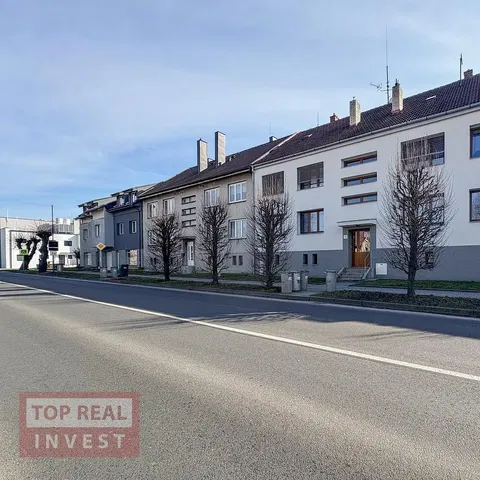 Къща и околности