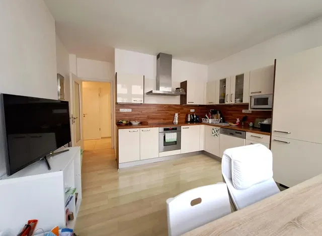 Кухня; кухненски уреди, плочки, естествена светлина, модерен стил