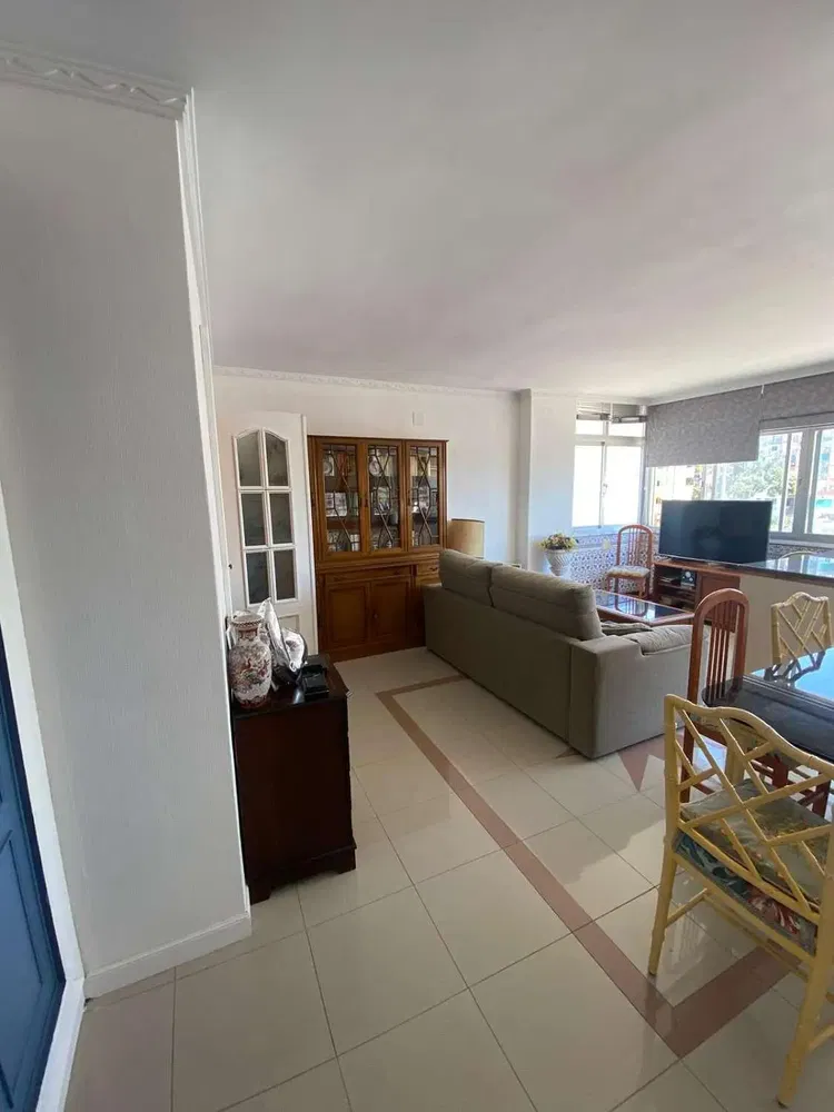 Wohnzimmer; fliesenboden, tageslicht