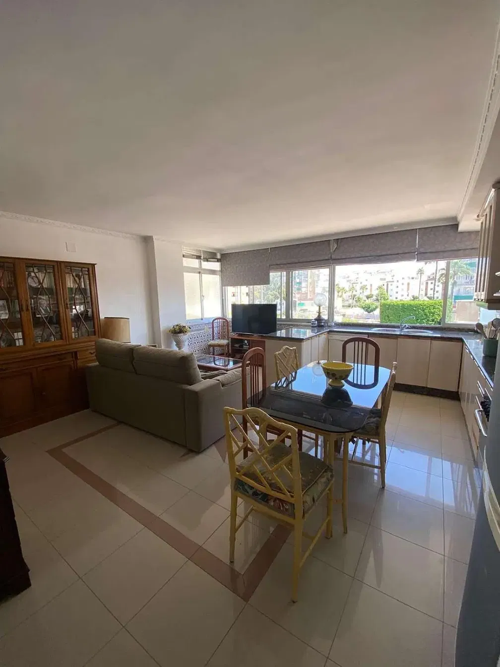 Wohnzimmer; fliesenboden, blick, tageslicht