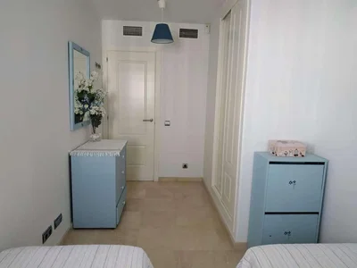 Schlafzimmer; fliesenboden, tageslicht
